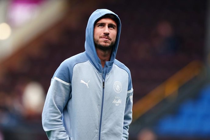 Archivo - Arquivo - 11 de agosto de 2023, Reino Unido, Burnley: Aymeric Laporte, do Manchester City, inspeciona o gramado antes do início da partida de futebol da Premier League inglesa entre Burnley e Manchester City no Turf Moor. Foto: Mike Egerton/PA W