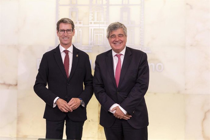 El presidente del Gobierno de La Rioja, Gonzalo Capellán, y el director general de la Fundación "la Caixa", Josep Maria Coronas, han firmado un convenio de colaboración