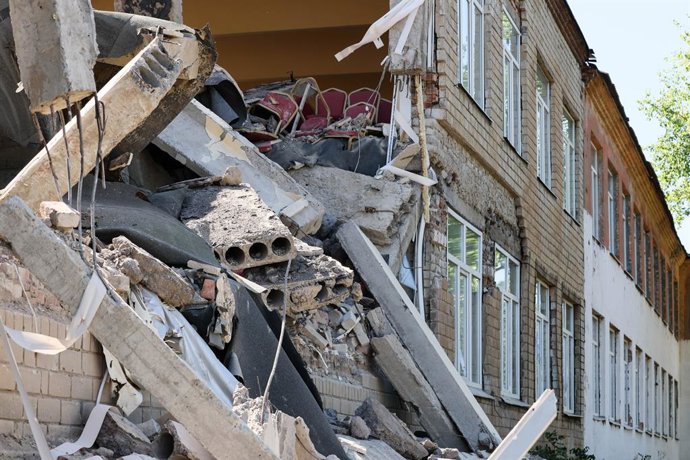 Archivo - RÚSSIA, REPÚBLICA POPULAR DE DONETSK - 1º de agosto de 2025: Vista do prédio parcialmente desmoronado da Escola nº 86 em Makeyevka,Imagem: 1027088176, Licença: Rights-managed, Restrições: * Direitos da Suíça e da Rússia não estão disponíveis *, 