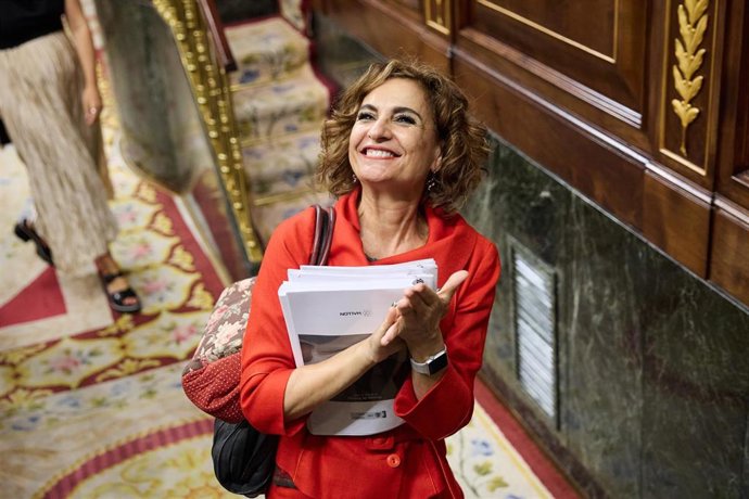 Archivo - La vicepresidenta primera y ministra de Hacienda, María Jesús Montero, a su salida de un pleno del Congreso