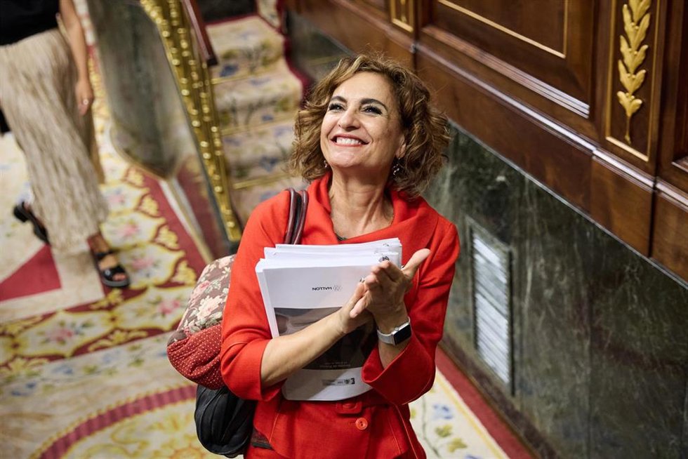 Archivo - La vicepresidenta primera y ministra de Hacienda, María Jesús Montero, a su salida de un pleno del Congreso