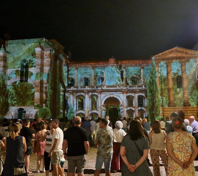 Imagen de las proyecciones nocturnas de luz y sonido en la Real Colegiata de San Isidoro, en León capital.