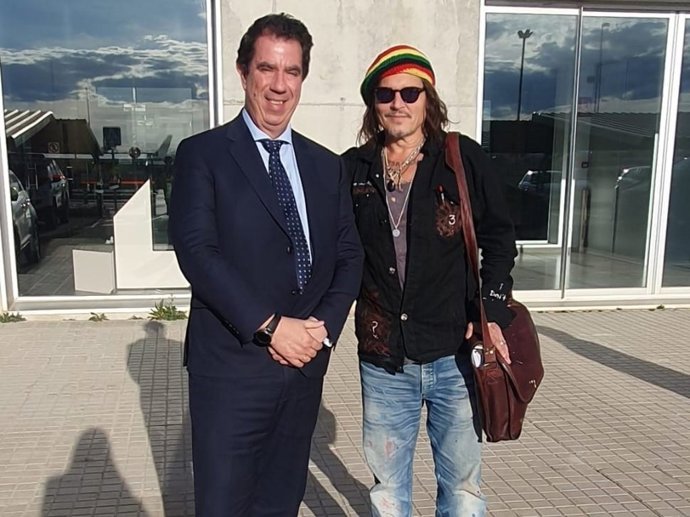 Archivo - El actor norteamericano Johnny Depp con el director del aeropuerto de Teruel, Alejandro Ibrahim, a pie de pista.