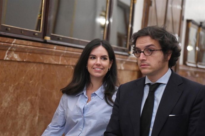 Archivo - Pepa Millán y José María Figaredo, dirigentes del grupo parlamentario de Vox en el Congreso, a su salida de una sesión plenaria e