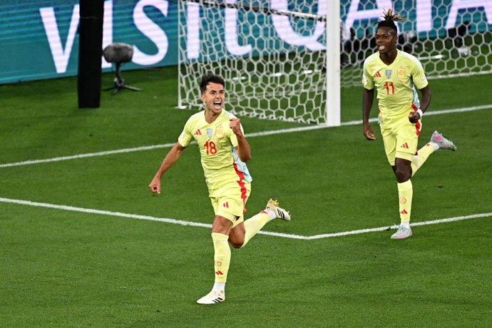 Archivo - 08 June 2025, Bavaria, Munich: Spain's Martin Zubimendi (L) celebrates scoring his side's first goal during the UEFA Nations League final soccer match between Portugal and Spain at the Allianz Arena. Photo: Sven Hoppe/dpa