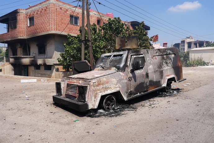 Archivo - Arquivo - Imagem de arquivo de um veículo queimado durante os confrontos de julho em Sueida, na Síria.