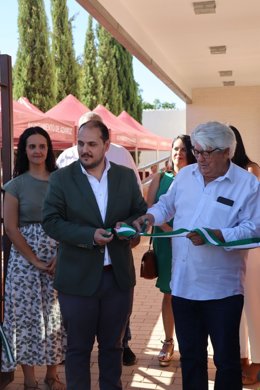 El alcalde de Adamuz inaugura la nueva residencia de la localidad.