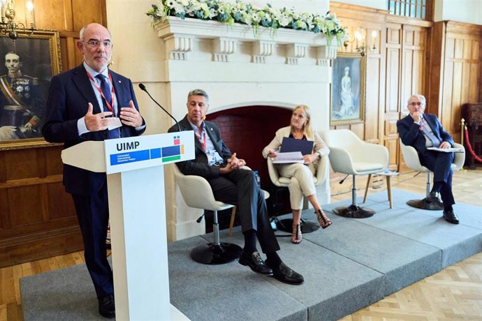 El conseller de Unión Europea y Acción Exterior de la Generalitat, Jaume Duch, y el alcalde de Badalona (Barcelona), Xavier García Albiol, en un seminario en la UIMP