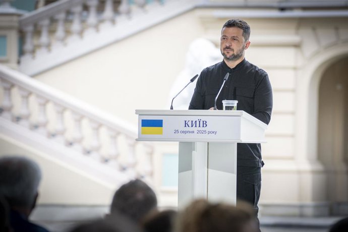 ARQUIVADO - 25 de agosto de 2025, Ucrânia, Kiev: O presidente ucraniano Volodymyr Zelensky fala durante uma coletiva de imprensa conjunta com o primeiro-ministro norueguês Jonas Gahr Store (não fotografado) no Palácio Mariinsky em Kiev. Foto: -/Ukraine Pr