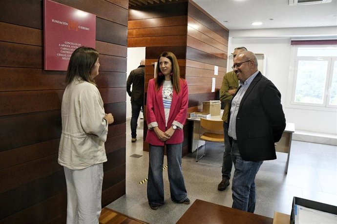 La conselleira de Medio Rural, María José Gómez, visita la Oficina Rural de Ribadavia, en Ourense