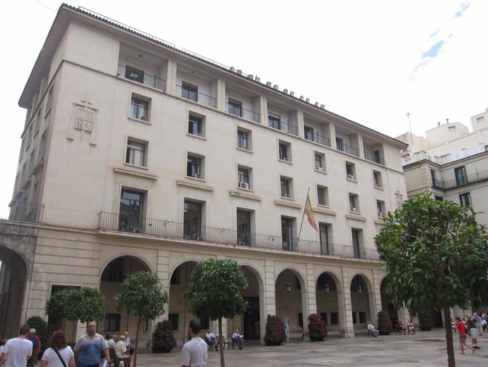 Archivo - Arxiu - Seu de l'Audiència Provincial d'Alacant, a la plaça de l'Ajuntament de la ciutat, en una imatge d'arxiu