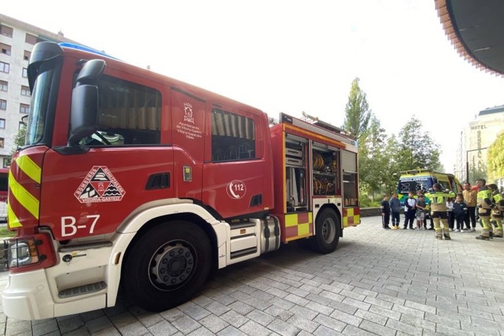 Archivo - Camión de los Bomberos de Vitoria-Gasteiz