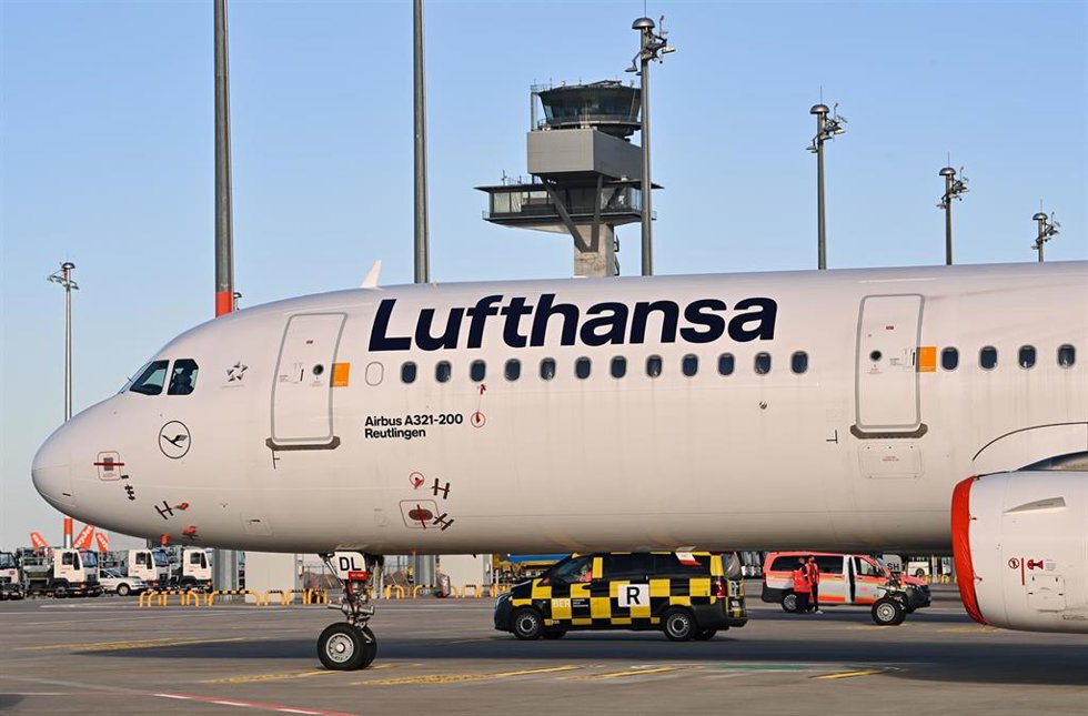 Archivo - FILED - 04 November 2020, Brandenburg, Schoenefeld: A Lufthansa passenger aircraft is parked on the apron of Berlin Brandenburg Airport "Willy Brandt" (BER). 
