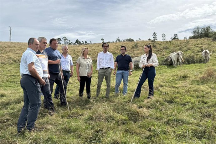La consejera María Jesús Susinos, visita a los ganaderos que han sufrido los incendios de Castilla y León y que han sido reubicados en la finca de Guriezo dependiente del Gobierno regional