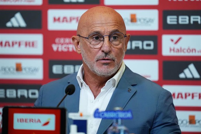 Luis de la Fuente, técnico da Espanha, participa de sua coletiva de imprensa para anunciar a lista de convocados para os jogos das eliminatórias da Copa do Mundo de 2026 contra a Bulgária e a Turquia na Ciudad del Futbol em 29 de agosto de 2025, em Las Ro