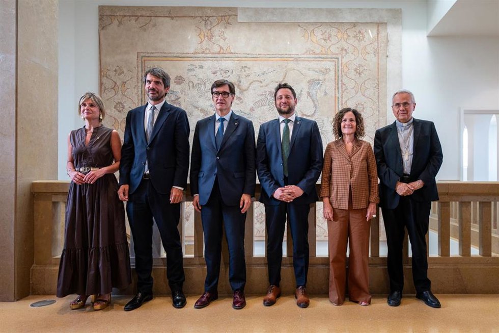 (I-D) La Presidenta De La Diputación De Tarragona, Noemí Llauradó, El Ministro De Cultura, Ernest Urtasun, El Presidente De La Generalitat, Salvador Illa, El Alcalde, Rubén Viñuales, La Consellera De Cultura, Snia Hernández, El Arzobispo, Joan Planella