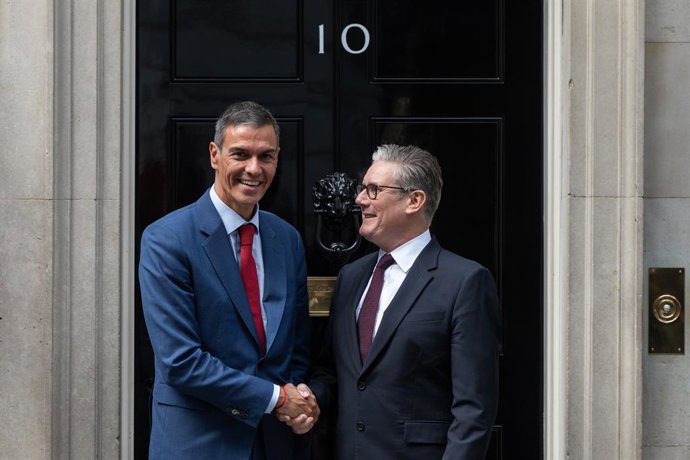 O presidente do governo, Pedro Sánchez (à esquerda), cumprimenta o primeiro-ministro britânico, Keir Starmer (à direita), em sua residência oficial, em 3 de setembro de 2025, em Londres (Reino Unido). Sánchez viajou a Londres para se reunir com o primeiro