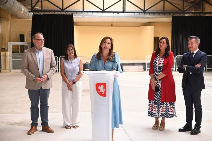 La alcaldesa de Zaragoza, Natalia Chueca, visita el fin de las obras del pabellón de Movera.