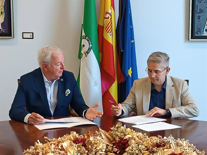 El CEO del Palacio de Congresos de Córdoba, Juan Salado (dcha.), y el presidente y representante legal del consejo regulador, Javier Martín Fernández, durante la firma.