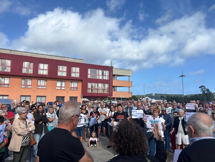Cientos de personas protestan en Xove (Lugo) por la situación "bastante deficitaria" del centro de salud en verano