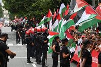 Tres detenidos, cinco identificados y cuatro ertzainas heridos en las protestas contra Israel en la Vuelta en Bilbao