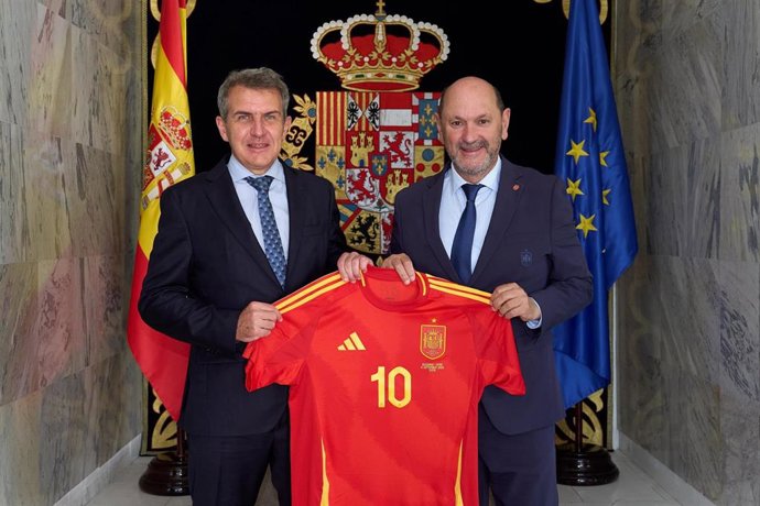Rafael Louzán, presidente de la RFEF, visita a Miguel Alonso Berrio, embajador de España en Bulgaria.