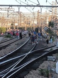 Pasajeros de Cercanías ocupan las vías en las proximidades de Atocha tras una avería que afecta a varias líneas