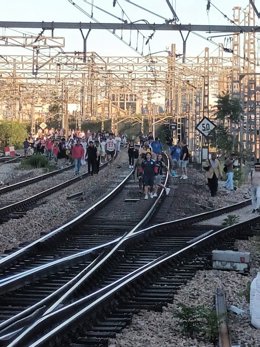 Pasajeros de Cercanías ocupan las vías en las proximidades de Atocha tras una avería que afecta a varias líneas