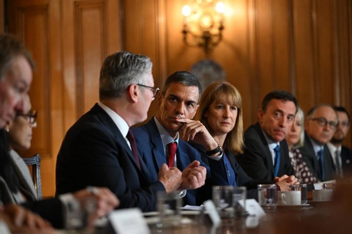 El presidente del Gobierno, Pedro Sánchez, y el primer ministro de Reino Unido, Keir Starmer, durante un encuentro con líderes empresariales de ambos países.