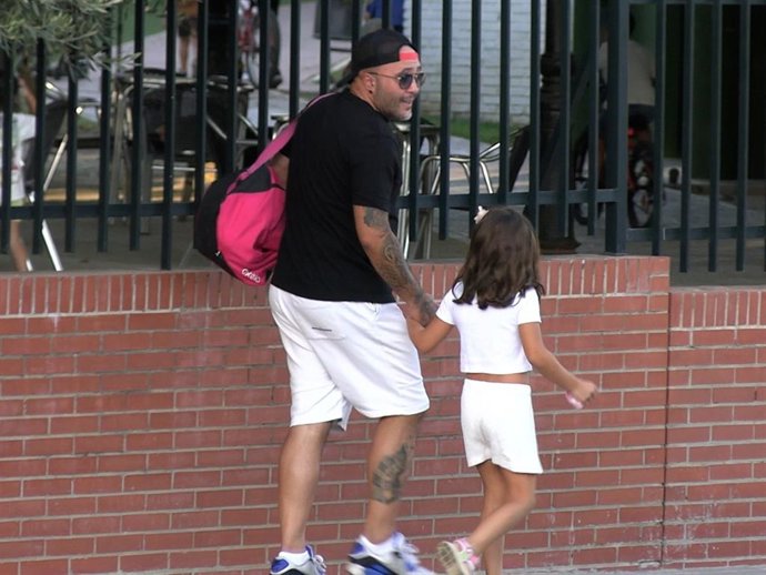 KIKO RIVERA JUNTO A UNA DE SUS HIJAS