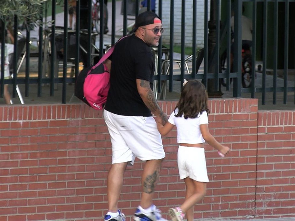 KIKO RIVERA JUNTO A UNA DE SUS HIJAS