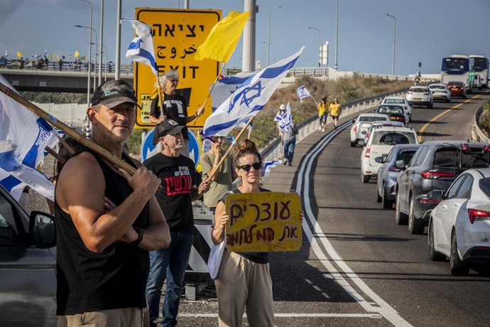 Imagem de uma manifestação em Israel contra a ofensiva israelense em Gaza.