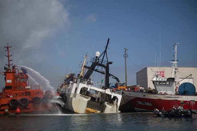Agentes de los Servicios de Emergencias trabajan por apagar el incendio del buque Awadi, en el puerto de Ribeira, a 2 de septiembre de 2025, en Ribeira, A Coruña, Galicia (España). 