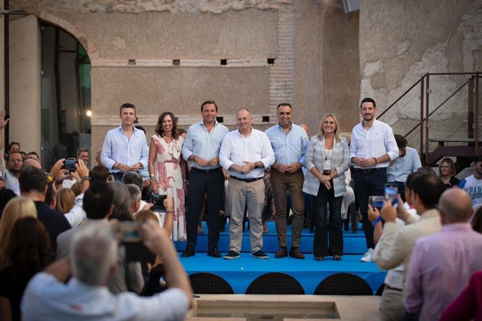 El secretario general del PP de Andalucía, Antonio Repullo, en el acto de inicio del curso político del PP de Granada junto al secretario general del PP, Miguel Tellado, y el presidente del PP de Granada, Francis Rodríguez.