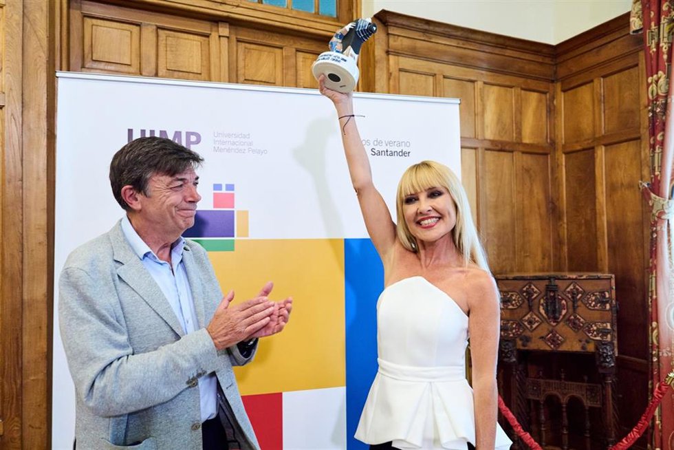 La actriz Cayetana Guillén Cuervo recibe el XVI reconocimiento de la UIMP a la 'Cinematografía', en el Palacio de la Magdalena de Santander