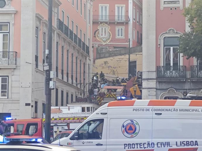 Servicios de emergencia desplegados en Lisboa tras un accidente de funicular