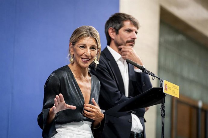 La vicepresidenta segunda del Gobierno y ministra de Trabajo y Economía Social, Yolanda Díaz, y el ministro de Cultura, Ernest Urtasun, ofrecen declaraciones a la prensa tras reunirse con organizaciones como Ecologistas en Acción, Amigos de la Tierra, WWF