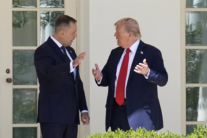 3 de setembro de 2025, Washington, Distrito de Columbia, EUA: O presidente dos EUA, Donald Trump, recebe o presidente polonês Karol Nawrocki no Salão Oval da Casa Branca, em Washington, em 3 de setembro de 2025