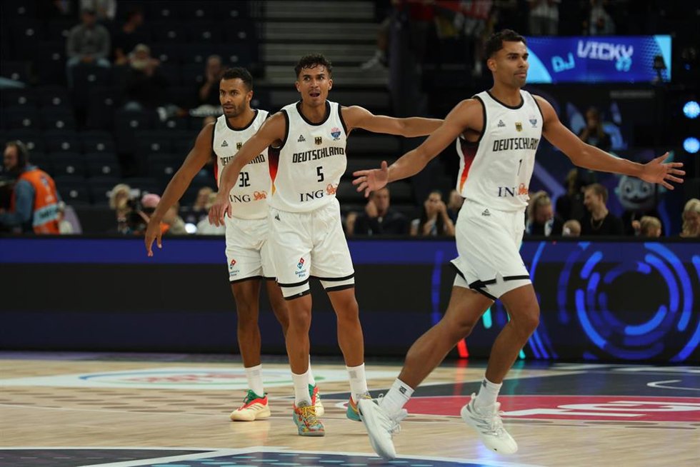 01 September 2025, Finland, Tampere: Germany's Tristan Da Silva (C) celebrates with Oscar Da Silva (R) and Johannes Thiemann during the European Basketball Championship group B match between Germany and Great Britain. Photo: Matthias Stickel/dpa
