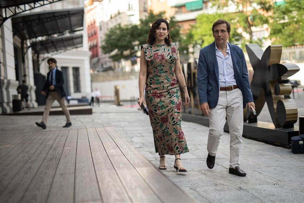 Archivo - La presidenta de la Comunidad de Madrid, Isabel Díaz Ayuso y el alcalde de Madrid, José Luis Martínez-Almeida, llegan a la gala de celebración del 25 aniversario de Libertad Digital, en la que se entregará la segunda edición de sus premios, e