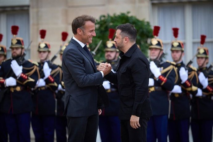 O presidente francês Emmanuel Macron recebe seu colega ucraniano Volodimir Zelenski em Paris.