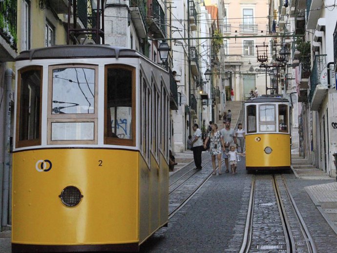Archivo - August 12, 2021, Lisboa, Lisboa Portugal: (INT) View of the famous Bica elevator in Lisbon. August 12, 2021, Lisbon, Portugal: View of the famous Bica elevator, owned by Companhia de Carris de Ferro de Lisboa, connecting Sao Paulo street and Lar
