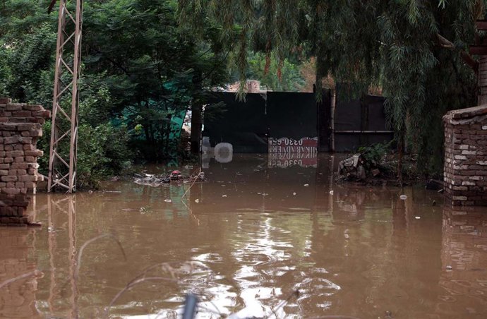 Una carretera inundada a causa de las lluvias torrenciales registradas en Pakistán a causa del monzón, en Peshawar, en el norte del país