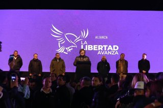 El presidente de Argentina, Javier Milei (centro), en un acto de campaña para las elecciones provinciales en Moreno, Buenos Aires, Argentina