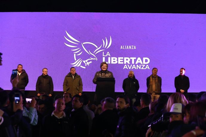 El presidente de Argentina, Javier Milei (centro), en un acto de campaña para las elecciones provinciales en Moreno, Buenos Aires, Argentina
