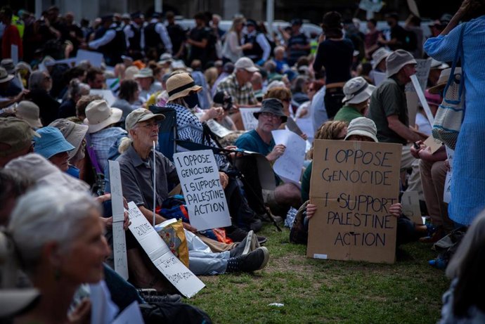 Archivo - Concentración en la plaza del Parlamento durante la Marcha Nacional por Palestina con pancartas de apoyo a la ilegalizada ONG Palestine Action, en Londres, Reino Unido
