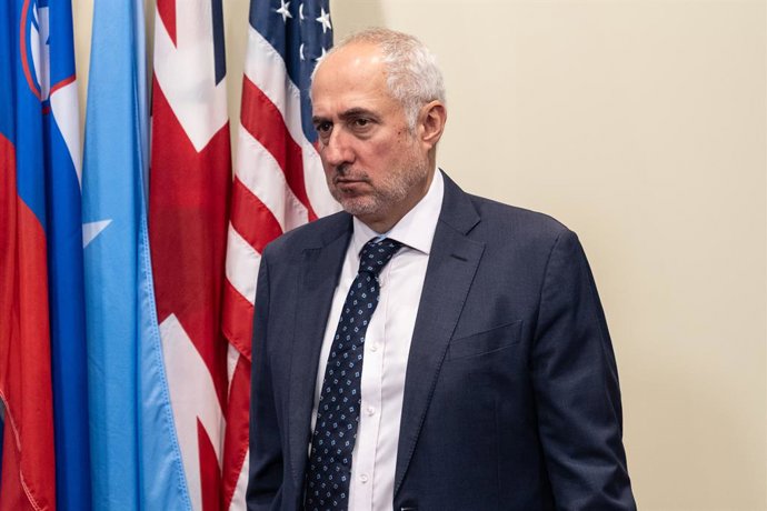 28 de agosto de 2025, Nova York, Nova York, Estados Unidos: O porta-voz Stephane Dujarric de la Riviere modera enquanto o secretário-geral Antonio Guterres faz uma declaração sobre a situação em Gaza durante encontro com a imprensa na sede da ONU.