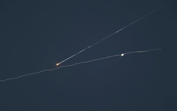 Archivo - Estela de humo de misiles sobre el cielo de Israel