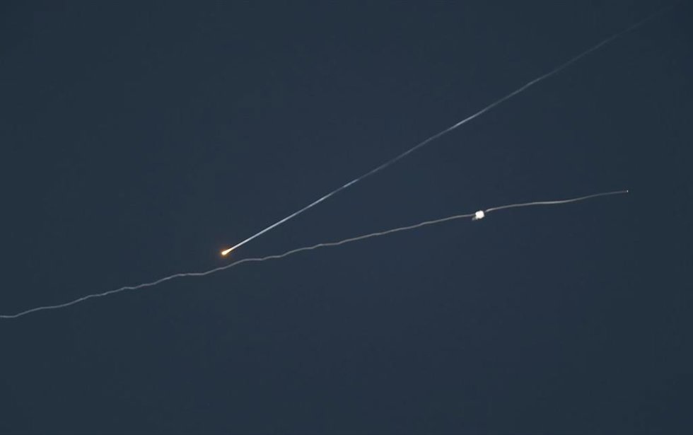 Archivo - Estela de humo de misiles sobre el cielo de Israel