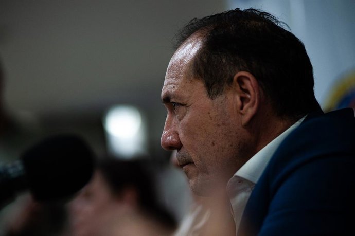 Archivo - 19 de fevereiro de 2025, Bogotá, Cundinamarca, Colômbia: O novo ministro do Trabalho da Colômbia, Antonio Sanguino, dá uma entrevista coletiva na Central Unitária dos Trabalhadores (CUT) em Bogotá, Colômbia, em 19 de fevereiro de 2025.